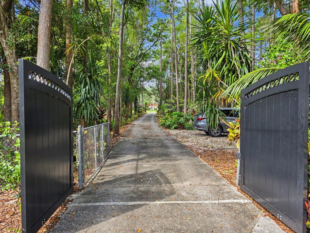 Estate Sale on NEW PORT RICHEY, New Port Richey, FL — NEW PORT RICHEY, FL Estate Sale by American Heritage Auctioneers, photo 1