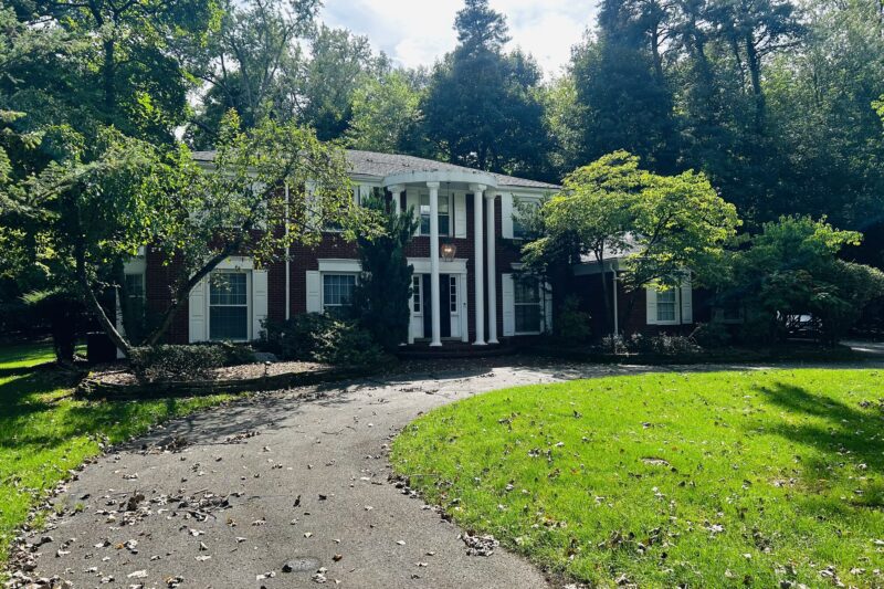 Estate Sale on Bloomfield Hills, Bloomfield Hills MI — Boutique Women’s Clothing, Vintage Kitchen, Home Decor & More Bloomfield Hills MI Estate Sale