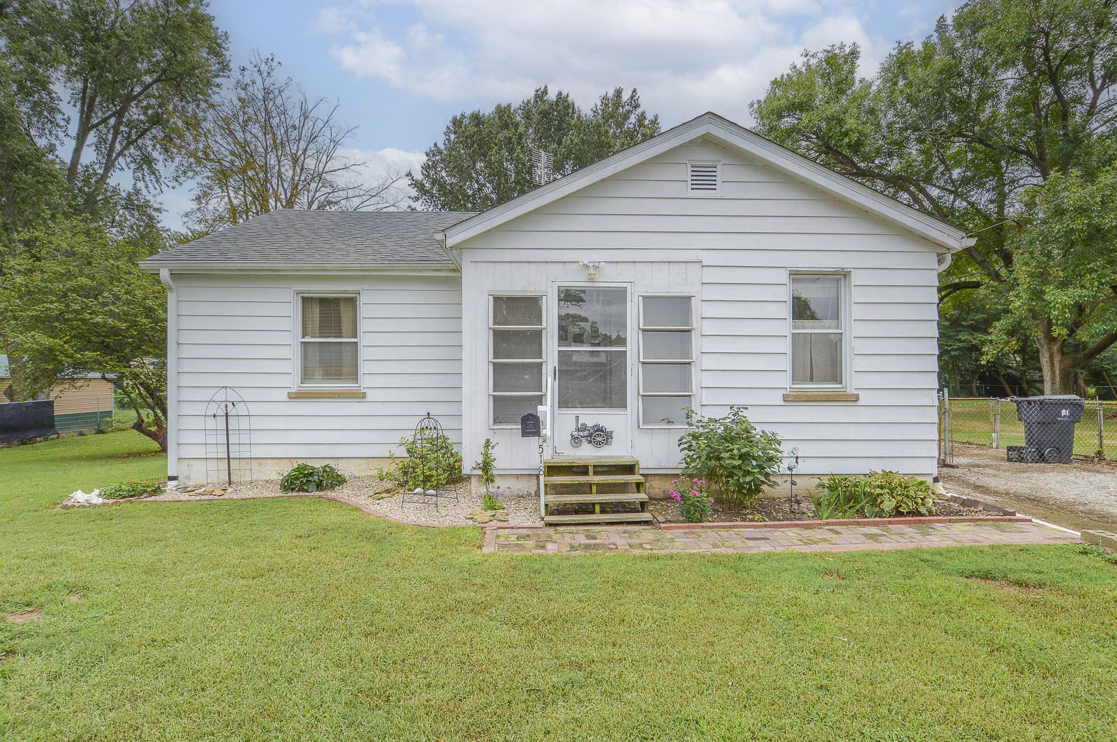 Estate Sale on South 18th Street, Belleville IL — Belleville, IL Online Auction by Adam's Auction & Real Estate Services, Inc.